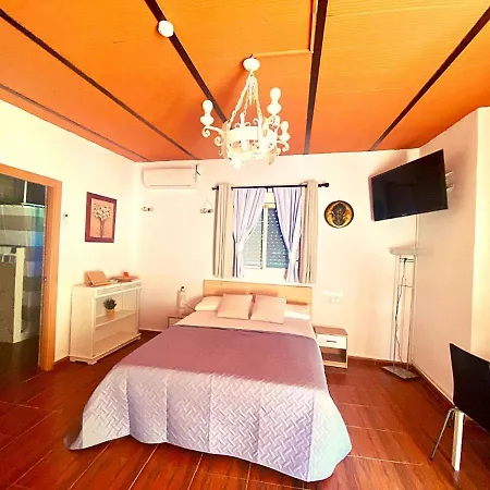 Estudio Con Cocina, Bano Y Piscina De Temporada Compartida, A 8km De Cordoba, En Plena Sierra, By Trassierrarooms *